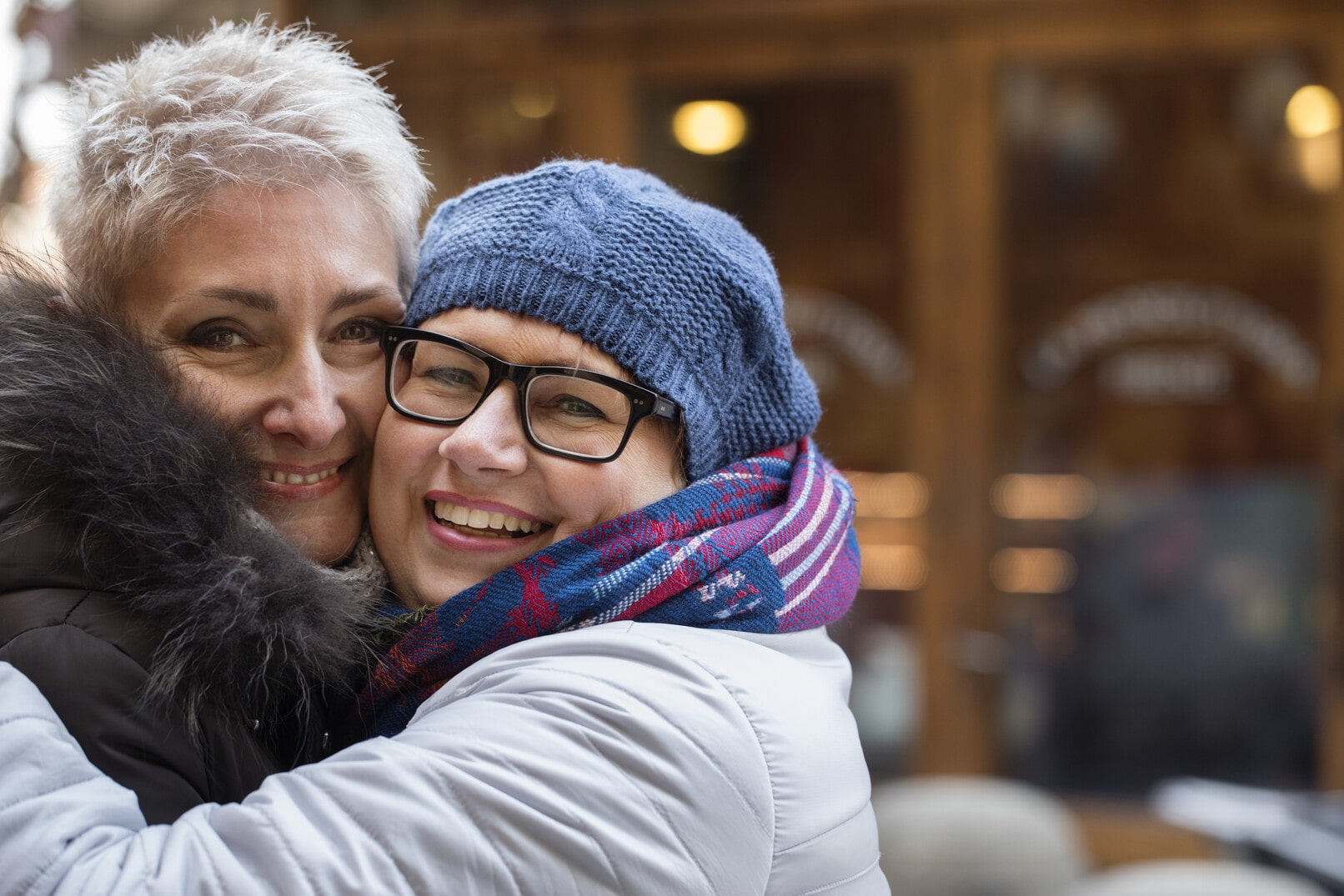 Zwei Frauen umarmen sich und freuen sich über die gegenseitige Unterstützung