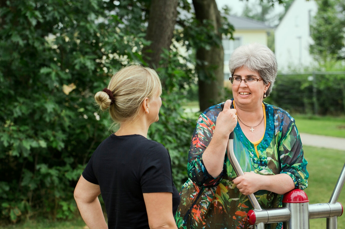 Frau mit MS im Garten