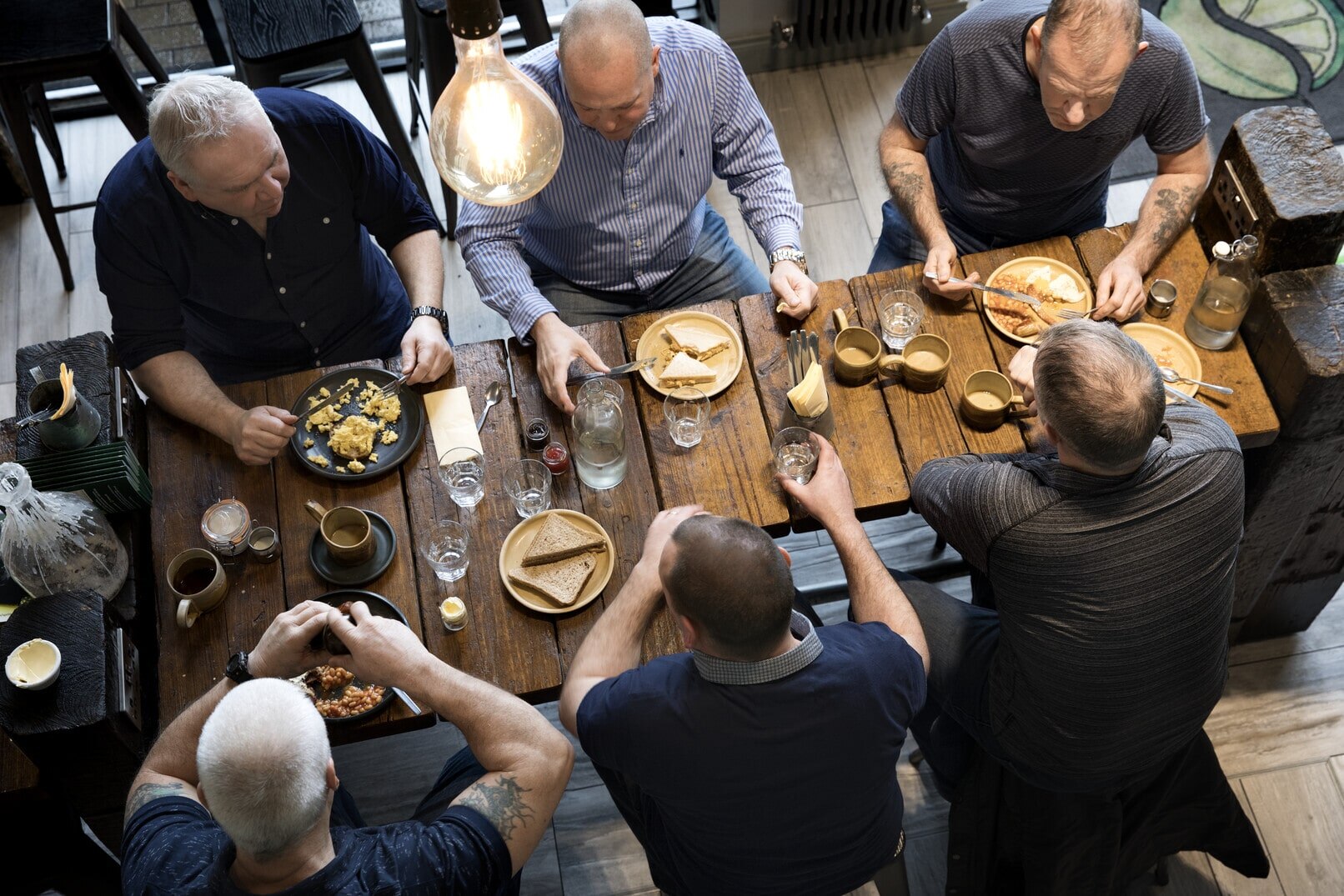 Essen mit Freunden trotz gesundheitlicher Probleme geniessen